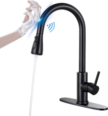 Matte schwarzer Küchenhahn mit Pull-Down-Sprayer und modernem Design aus Messing