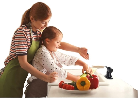 Matte schwarzer Küchenhahn mit Pull-Down-Sprayer und modernem Design aus Messing
