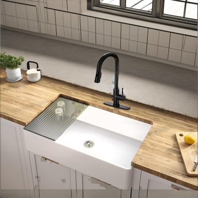 Matte schwarzer Küchenhahn mit Pull-Down-Sprayer und modernem Design aus Messing