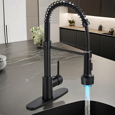 Klassischer einhändiger Küchenhahn aus Edelstahl mit Keramikventilkern und LED-Licht